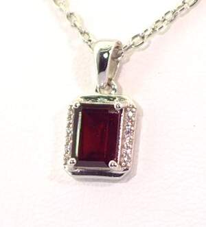 Серебряная подвеска 925 пробы 1,51 г с мозамбикским Гранатом и цирконами 1,91 карат Серебряная подвеска 925 пробы 1,51 г с мозамбикским Гранатом и цирконами 1,91 карат