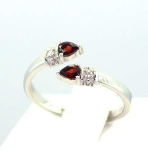 Серебряное кольцо 925 пробы 2,22 г с мозамбикскими Гранатами и цирконами 0,43 карат Серебряное кольцо 925 пробы 2,22 г с мозамбикскими Гранатами и цирконами 0,43 карат