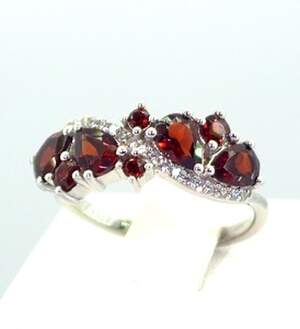 Серебряное кольцо 925 пробы 3,27 г с мозамбикскими Гранатами и цирконами 2,38 карат Серебряное кольцо 925 пробы 3,27 г с мозамбикскими Гранатами и цирконами 2,38 карат