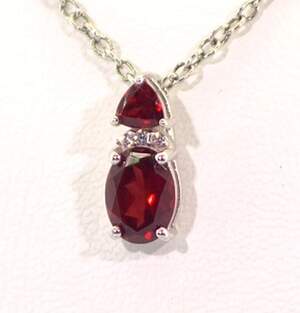 Серебряная подвеска 925 пробы 1,15 г с мозамбикскими Гранатами и цирконами 1,72 карат Серебряная подвеска 925 пробы 1,15 г с мозамбикскими Гранатами и цирконами 1,72 карат