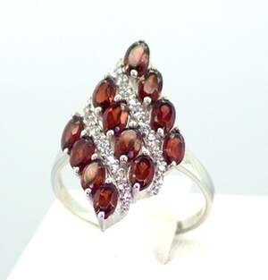 Серебряное кольцо 925 пробы 4,15 г с мозамбикскими Гранатами и цирконами 4,11 карат Серебряное кольцо 925 пробы 4,15 г с мозамбикскими Гранатами и цирконами 4,11 карат