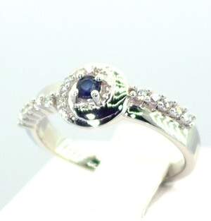 Серебряное кольцо 925 пробы 3,14 г со шри-ланкийским Сапфіром класса АААА и цирконами 0,25 карат Серебряное кольцо 925 пробы 3,14 г со шри-ланкийским Сапфіром класса АААА и цирконами 0,25 карат