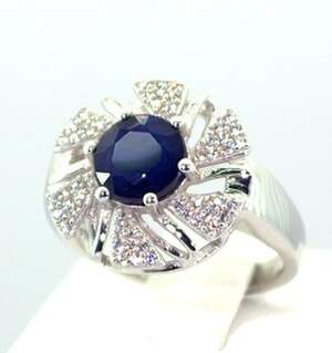 Серебряное кольцо 925 пробы 5,56 г со шри-ланкийским Сапфіром класса АААА и цирконами 2,41 карат Серебряное кольцо 925 пробы 5,56 г со шри-ланкийским Сапфіром класса АААА и цирконами 2,41 карат