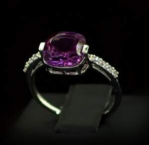 Серебряное кольцо 925 пробы 2,25 г с индийским Олександритом и цирконами 3,89 карат Серебряное кольцо 925 пробы 2,25 г с индийским Олександритом и цирконами 3,89 карат