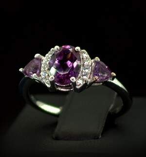 Серебряное кольцо 925 пробы 2,78 г с индийскими Олександритами и цирконами 2,24 карат Серебряное кольцо 925 пробы 2,78 г с индийскими Олександритами и цирконами 2,24 карат