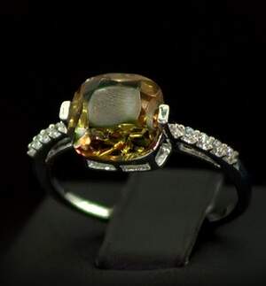 Серебряное кольцо 925 пробы 2,26 г с турецким Султанітом класса АААА и цирконами 3,25 карат Серебряное кольцо 925 пробы 2,26 г с турецким Султанітом класса АААА и цирконами 3,25 карат