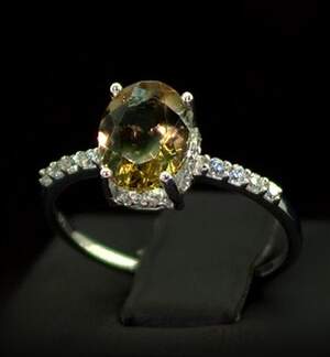 Серебряное кольцо 925 пробы 1,81 г с турецким Султанітом класса АААА и цирконами 2,16 карат Серебряное кольцо 925 пробы 1,81 г с турецким Султанітом класса АААА и цирконами 2,16 карат