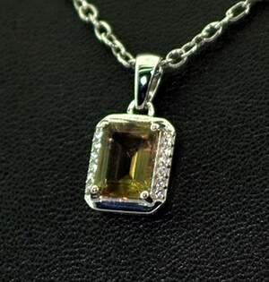 Серебряная подвеска 925 пробы 1,51 г с турецким Султанітом класса АААА и цирконами 1,8 карат Серебряная подвеска 925 пробы 1,51 г с турецким Султанітом класса АААА и цирконами 1,8 карат