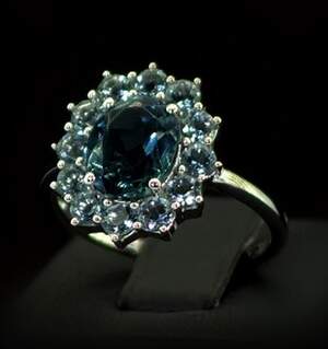 Серебряное кольцо 925 пробы 3,77 г с Топазом Лондон Блу со США та голубыми топазами 3,75 карат Серебряное кольцо 925 пробы 3,77 г с Топазом Лондон Блу со США та голубыми топазами 3,75 карат