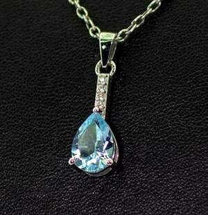 Серебряная подвеска 925 пробы 1,44 г с голубым Топазом и цирконами 2,46 карат Серебряная подвеска 925 пробы 1,44 г с голубым Топазом и цирконами 2,46 карат