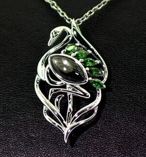 Серебряная брошь 925 пробы 5,41 г с черным Перламутром и цирконами 6,46 карат Серебряная брошь 925 пробы 5,41 г с черным Перламутром и цирконами 6,46 карат