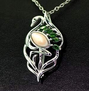 Серебряная брошь 925 пробы 5,46 г с Перламутром и цирконами 6,46 карат Серебряная брошь 925 пробы 5,46 г с Перламутром и цирконами 6,46 карат