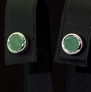 Серебряные серьги 925 пробы 1,87 г с бразильскими Изумрудами класса АААА 0,9 карат Серебряные серьги 925 пробы 1,87 г с бразильскими Изумрудами класса АААА 0,9 карат