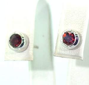 Серебряные серьги 925 пробы 1,97 г с мозамбикскими Гранатами 1,05 карат Серебряные серьги 925 пробы 1,97 г с мозамбикскими Гранатами 1,05 карат