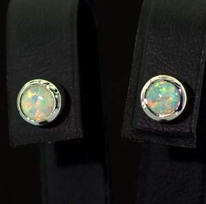 Серебряные серьги 925 пробы 1,82 г с гидротермальными Опалами 0,44 карат Серебряные серьги 925 пробы 1,82 г с гидротермальными Опалами 0,44 карат