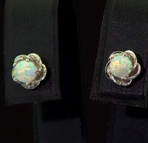 Серебряные серьги 925 пробы 1,59 г с гидротермальными Опалами 0,29 карат Серебряные серьги 925 пробы 1,59 г с гидротермальными Опалами 0,29 карат