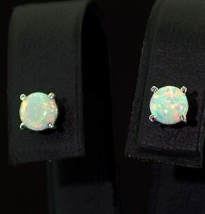 Серебряные серьги 925 пробы 1,17 г с гидротермальными Опалами 0,39 карат Серебряные серьги 925 пробы 1,17 г с гидротермальными Опалами 0,39 карат