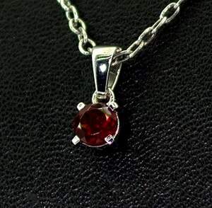 Серебряная подвеска 925 пробы 0,58 г с мозамбикским Гранатом 0,61 карат Серебряная подвеска 925 пробы 0,58 г с мозамбикским Гранатом 0,61 карат