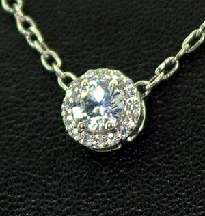 Серебряная подвеска 925 пробы 0,8 г с цирконами 0,8 карат Серебряная подвеска 925 пробы 0,8 г с цирконами 0,8 карат