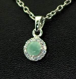 Серебряная подвеска 925 пробы 0,75 г с бразильским Смарагдом класса AAAA и цирконами 0,72 карат Серебряная подвеска 925 пробы 0,75 г с бразильским Смарагдом класса AAAA и цирконами 0,72 карат