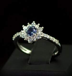 Серебряное кольцо 925 пробы 2,06 гр. с Танзанитами класса АААА и топазами из США 1,23 карат Серебряное кольцо 925 пробы 2,06 гр. с Танзанитами класса АААА и топазами из США 1,23 карат