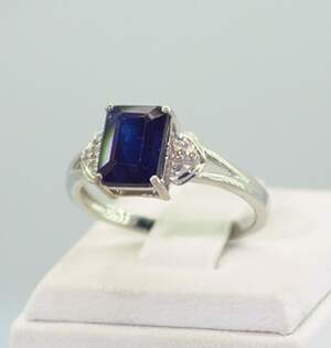 Серебряное кольцо 925 пробы 2,94 гр. с голубым шри-ланкийским Сапфиром класса АААА и топазами из США 3,1 карат Серебряное кольцо 925 пробы 2,94 гр. с голубым шри-ланкийским Сапфиром класса АААА и топазами из США 3,1 карат