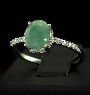 Серебряное кольцо 925 пробы 1,88 г с бразильским Смарагдом класса AAAA и цирконами 1,67 карат Серебряное кольцо 925 пробы 1,88 г с бразильским Смарагдом класса AAAA и цирконами 1,67 карат