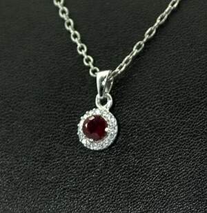 Серебряная подвеска 925 пробы 0,88 г с африканским Роял Рубіном класса АААА и цирконами 1,01 карат Серебряная подвеска 925 пробы 0,88 г с африканским Роял Рубіном класса АААА и цирконами 1,01 карат