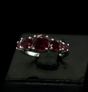 Серебряное кольцо 925 пробы 3,23 г с африканскими Роял Рубінами класса АААА 2,99 карат Серебряное кольцо 925 пробы 3,23 г с африканскими Роял Рубінами класса АААА 2,99 карат