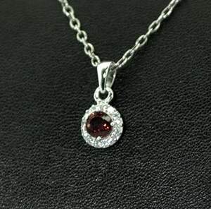 Серебряная подвеска 925 пробы 0,86 г с мозамбикским Гранатом и цирконами 0,86 карат Серебряная подвеска 925 пробы 0,86 г с мозамбикским Гранатом и цирконами 0,86 карат