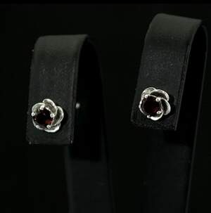Серебряные серьги 925 пробы 1,67 г с мозамбикскими Гранатами 0,63 карат Серебряные серьги 925 пробы 1,67 г с мозамбикскими Гранатами 0,63 карат