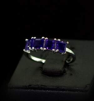 Серебряное кольцо 925 пробы 1,98 г с африканскими Аметистами 1,53 карат Серебряное кольцо 925 пробы 1,98 г с африканскими Аметистами 1,53 карат