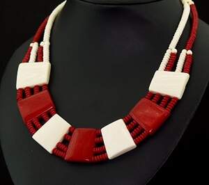 Кольє белого и красного цвета, 40 см, матеріал: кістка буйвола Кольє белого и красного цвета, 40 см, матеріал: кістка буйвола