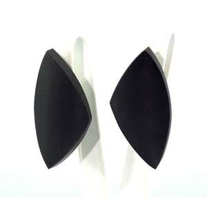 Серьги черного цвета, матеріал: дерево манго Серьги черного цвета, матеріал: дерево манго