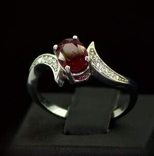 Серебряное кольцо 925 пробы 3,19 г с Рубіном АААА и фианитами 1,83 карат Серебряное кольцо 925 пробы 3,19 г с Рубіном АААА и фианитами 1,83 карат