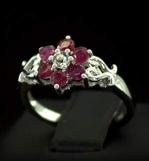 Серебряное кольцо 925 пробы 2,54 гр. с тайскими Рубинами класса АААА и топазами из США 0,99 карат Серебряное кольцо 925 пробы 2,54 гр. с тайскими Рубинами класса АААА и топазами из США 0,99 карат