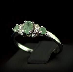Серебряное кольцо 925 пробы 2,64 гр. с бразильским Изумрудом класса АААА и топазами из США 0,65 карат Серебряное кольцо 925 пробы 2,64 гр. с бразильским Изумрудом класса АААА и топазами из США 0,65 карат