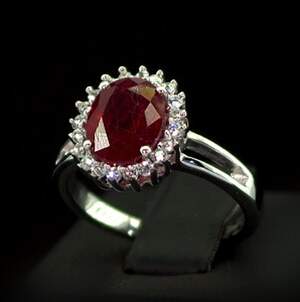 Серебряное кольцо 925 пробы 4,19 гр. с танзанийским Рубином класса АААА и топазами из США 4,05 карат Серебряное кольцо 925 пробы 4,19 гр. с танзанийским Рубином класса АААА и топазами из США 4,05 карат