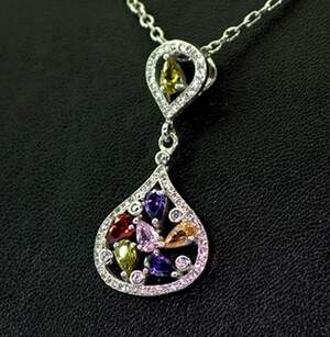Серебряная подвеска 925 пробы 2,97 г с разноцветными цирконами 3,9 карат Серебряная подвеска 925 пробы 2,97 г с разноцветными цирконами 3,9 карат