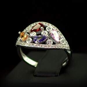 Серебряное кольцо 925 пробы 2,51 г с разноцветными цирконами 4,35 карат Серебряное кольцо 925 пробы 2,51 г с разноцветными цирконами 4,35 карат
