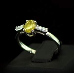 Серебряное кольцо 925 пробы 1,89 гр. с норвежскими Сфенами и топазами из США 0,78 карат Серебряное кольцо 925 пробы 1,89 гр. с норвежскими Сфенами и топазами из США 0,78 карат