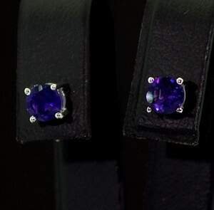 Серебряные серьги 925 пробы 0,83 гр. с африканскими Аметистами 1 карат Серебряные серьги 925 пробы 0,83 гр. с африканскими Аметистами 1 карат