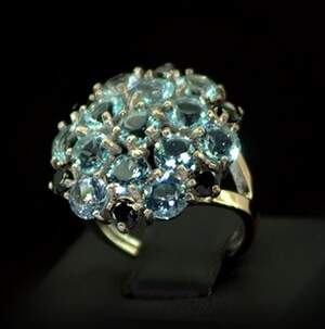 Серебряное кольцо 925 пробы с позолотой 375 пробы 4,91 г с голубыми та черными Фианитами 8,95 карат