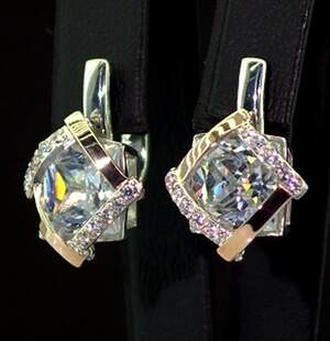 Серебряные серьги 925 пробы с позолотой 375 пробы 8,44 г с белыми Фианитами 12,45 карат Серебряные серьги 925 пробы с позолотой 375 пробы 8,44 г с белыми Фианитами 12,45 карат