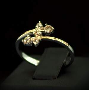 Серебряное кольцо 925 пробы с позолотой 375 пробы 1,98 г с желтыми Фианитами 0,55 карат Серебряное кольцо 925 пробы с позолотой 375 пробы 1,98 г с желтыми Фианитами 0,55 карат