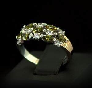 Серебряное кольцо 925 пробы с позолотой 375 пробы 3,18 г с зелеными та белыми Фианитами 2,25 карат Серебряное кольцо 925 пробы с позолотой 375 пробы 3,18 г с зелеными та белыми Фианитами 2,25 карат