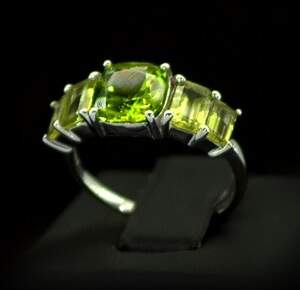 Серебряное кольцо 925 пробы 3,1 г с египетскими Хризолітами 3,98 карат Серебряное кольцо 925 пробы 3,1 г с египетскими Хризолітами 3,98 карат