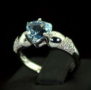 Серебряное кольцо 925 пробы 3,66 г с голубым Топазом и цирконами 2,28 карат Серебряное кольцо 925 пробы 3,66 г с голубым Топазом и цирконами 2,28 карат