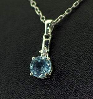 Серебряная подвеска 925 пробы 1,68 г с голубым Топазом и цирконом 2,45 карат Серебряная подвеска 925 пробы 1,68 г с голубым Топазом и цирконом 2,45 карат