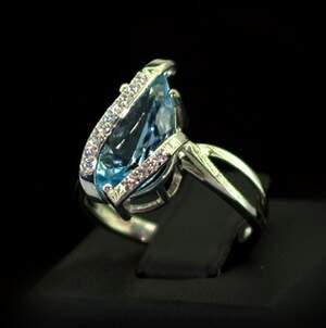 Серебряное кольцо 925 пробы 3,86 г с голубым Топазом и цирконами 5,47 карат Серебряное кольцо 925 пробы 3,86 г с голубым Топазом и цирконами 5,47 карат